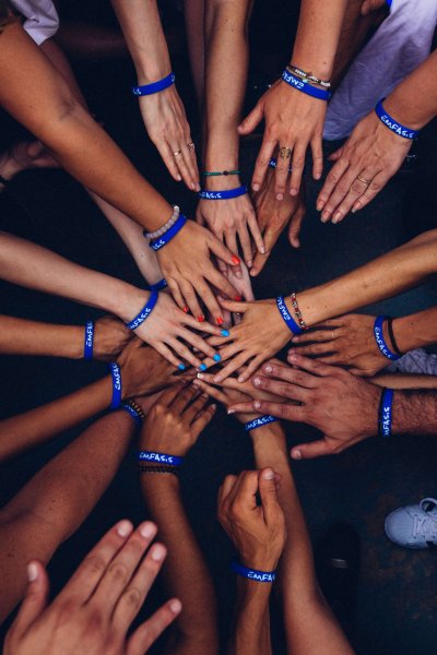 perry-grone-lbLgFFlADrY-unsplash Karriere Alle Hände des Teams treffen sich in der Mitte